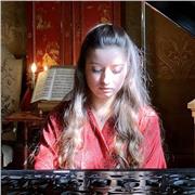 Pianista diplomata in Conservatorio con 10 e lode impartisce lezioni di pianoforte per tutti i livelli